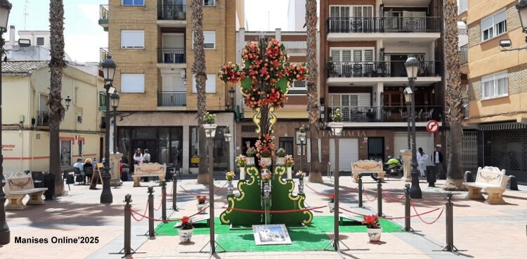 Els Amics de les Creus de Maig colocan la tradicional Creu de Maig de flor en Manises 1 Els Amics de les Creus de Maig colocan la tradicional Creu de Maig de flor en Manises