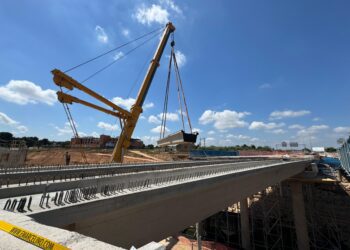 Instalan las vigas del puente CV-33 colapsado por la riada el pasado 29 de octubre