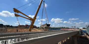 Instalan las vigas del puente CV-33 colapsado por la riada el pasado 29 de octubre