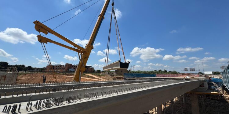 Instalan las vigas del puente CV-33 colapsado por la riada el pasado 29 de octubre 1 Instalan las vigas del puente CV-33 colapsado por la riada el pasado 29 de octubre