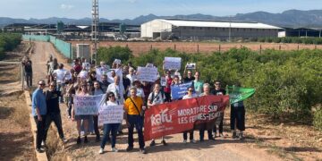 Activistas se manifiestan a las puertas de la macroexplotación bovina More Holstein en Bétera