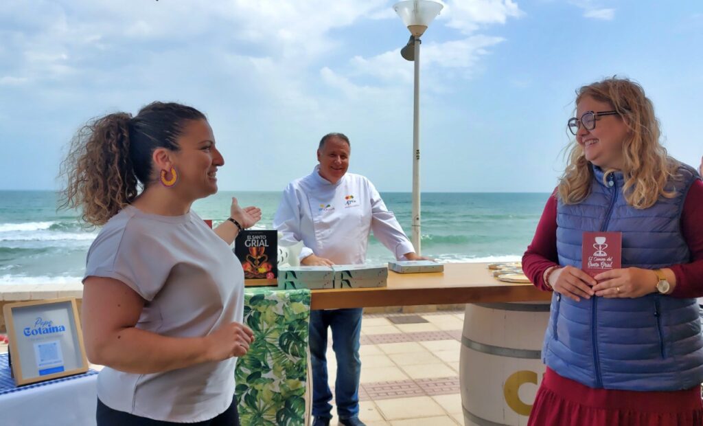 Pepe Cotaina endulza El Camino del Santo Grial con una creación única 10 4. Sara de Gloriamar Dra. Ana Mafe de El Camino del Santo Grial y Pepe Cotaina en la presentacion Mediana