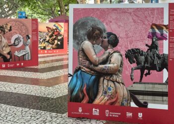 Gandia repone los paneles LGTBI+ vandalizados con mensajes de odio y esvásticas