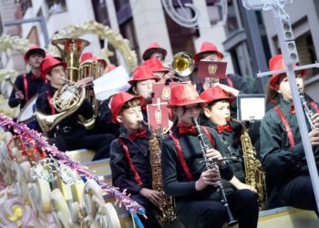 Cullera celebra un año más su Gran Cabalgata de Disfraces multitudinaria