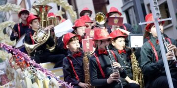 Cullera celebra un año más su Gran Cabalgata de Disfraces multitudinaria