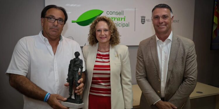 Vicente Espeleta recibe el galardón "Llaurador de l'Any" 2025 del Consell Agrari de Torrent
