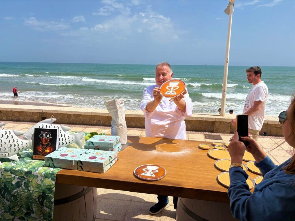 Pepe Cotaina endulza El Camino del Santo Grial con una creación única 6 7. Pepe Cotaina mostrando la coca finalizada en Gloriamar