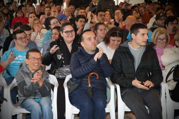 Más de 600 asistentes celebran en Torrent la diversidad, en el show de Josete y Edu Luky, en una noche mágica e inolvidable de humor, emoción e inclusión