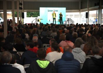 Más de 600 asistentes celebran en Torrent la diversidad, en el show de Josete y Edu Luky, en una noche mágica e inolvidable de humor, emoción e inclusión