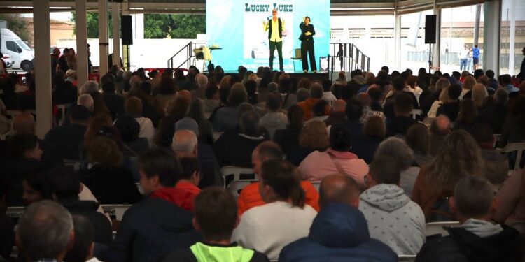 Más de 600 asistentes celebran en Torrent la diversidad, en el show de Josete y Edu Luky, en una noche mágica e inolvidable de humor, emoción e inclusión