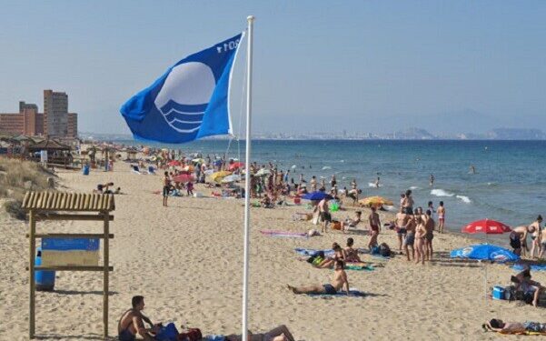 Valencia reafirma su excelencia costera al mantener las siete Banderas Azules pese a la catástrofe ambiental de octubre 1 Valencia reafirma su excelencia costera al mantener las siete Banderas Azules pese a la catástrofe ambiental de octubre