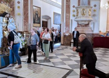 El Arzobispo reza ante la Mare de Deu dels Desamparats en el Besamanos público en la Basílica 