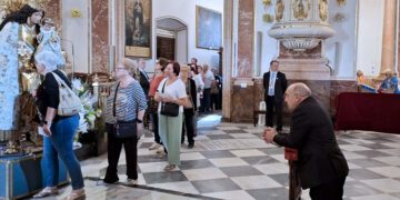 El Arzobispo reza ante la Mare de Deu dels Desamparats en el Besamanos público en la Basílica 