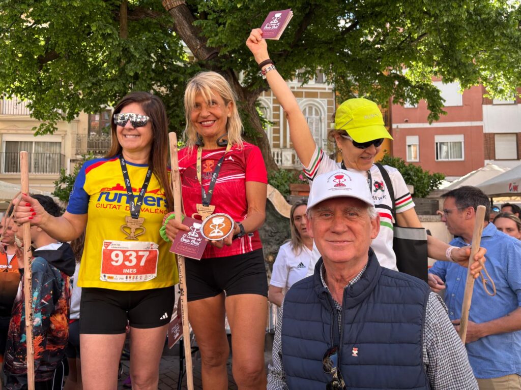 Éxito absoluto en el Maratón del Santo Grial: deporte, historia y valores en el corazón de Castellón 5 Celebrando la victoria con Jesus Gimeno Peris