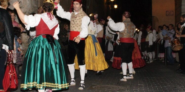Lo Rat Penat celebrarà el pròxim dia 3 de maig les Danses de la Santa Creu 1 Lo Rat Penat celebrarà el pròxim dia 3 de maig les Danses de la Santa Creu