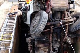 Un camionero herido tras caer su vehículo a un canal en Guadassuar al ceder un forjado