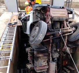 Un camionero herido tras caer su vehículo a un canal en Guadassuar al ceder un forjado