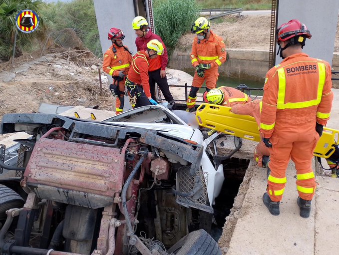 Un camionero herido tras caer su vehículo a un canal en Guadassuar al ceder un forjado 2