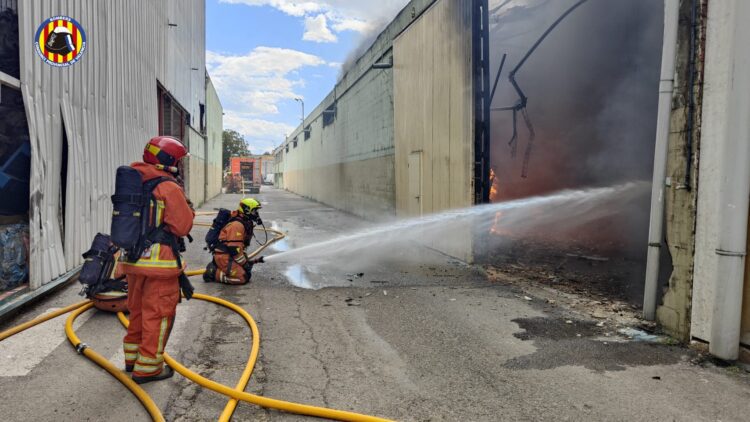 Estabilizado el incendio de una planta de reciclaje en Silla que ha cortado las vías del tren