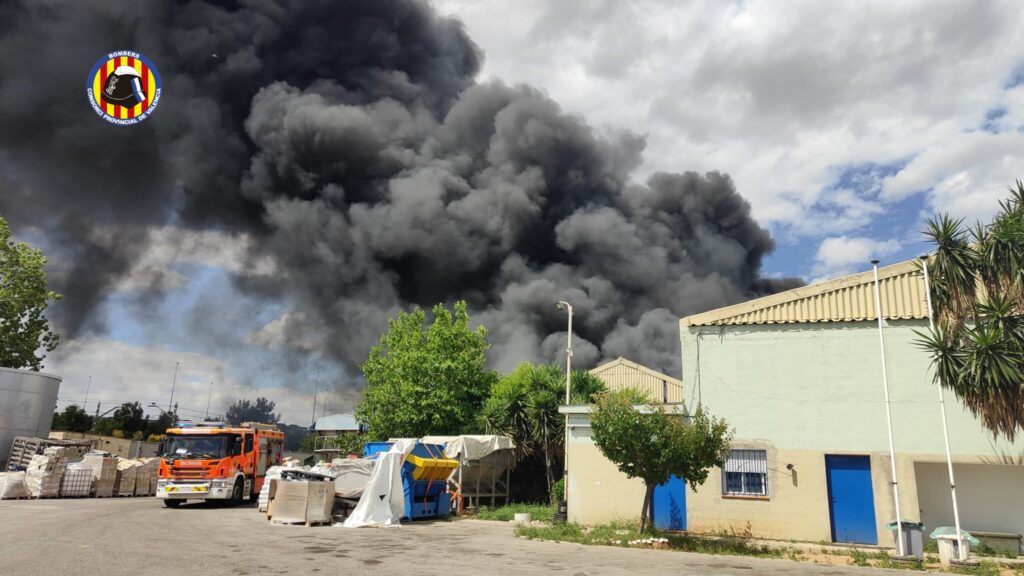 Estabilizado el incendio de una planta de reciclaje en Silla que ha cortado las vías del tren