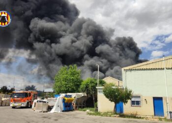 Estabilizado el incendio de una planta de reciclaje en Silla que ha cortado las vías del tren