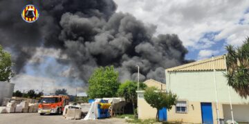 Estabilizado el incendio de una planta de reciclaje en Silla que ha cortado las vías del tren