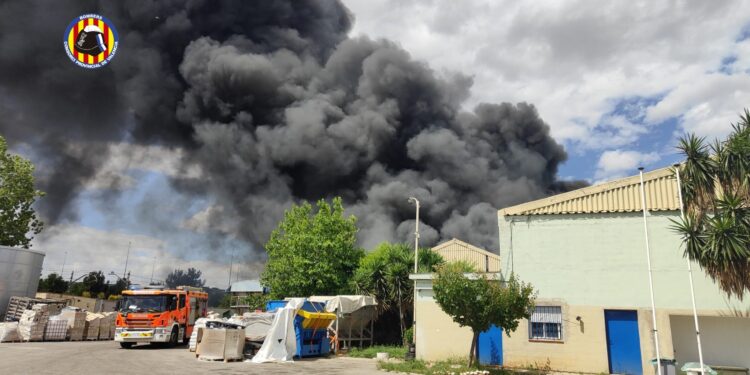 Estabilizado el incendio de una planta de reciclaje en Silla que ha cortado las vías del tren 1 Estabilizado el incendio de una planta de reciclaje en Silla que ha cortado las vías del tren