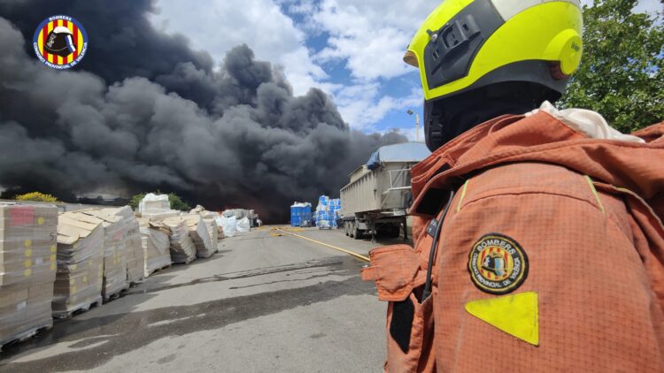 Estabilizado el incendio de una planta de reciclaje en Silla que ha cortado las vías del tren