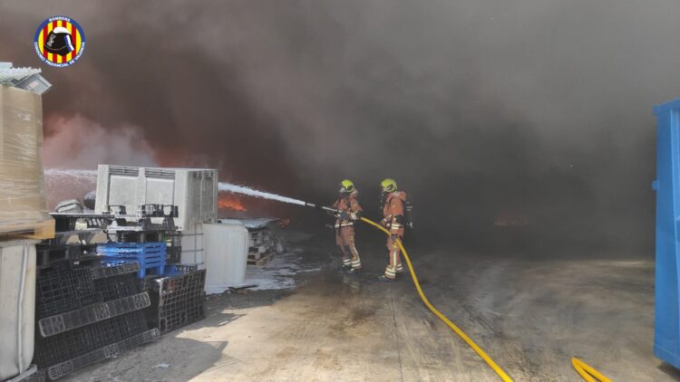 Estabilizado el incendio de una planta de reciclaje en Silla que ha cortado las vías del tren