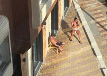 Turistas en cueros en los apartamentos turísticos