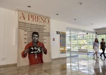 Un grafiti en la Facultad de Bellas Artes de la UPV sobre Mazón desata la polémica política