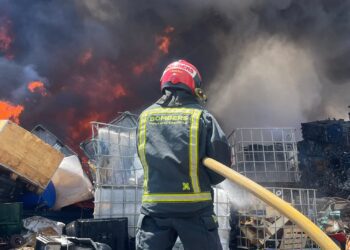 Incendio en una planta de reciclaje automovilístico de Burriana