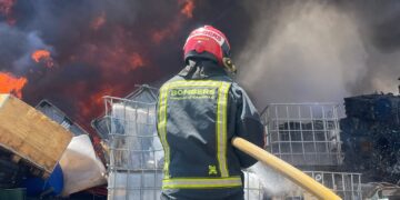 Incendio en una planta de reciclaje automovilístico de Burriana