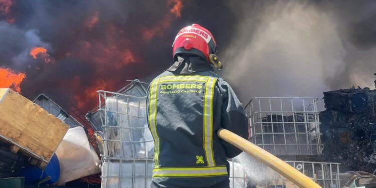 Incendio en una planta de reciclaje automovilístico de Burriana