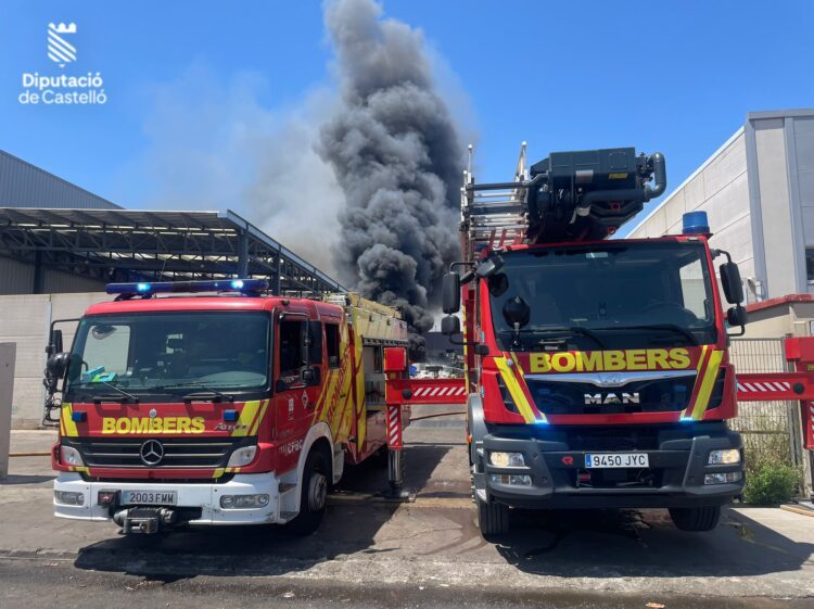 Incendio en una planta de reciclaje automovilístico de Burriana