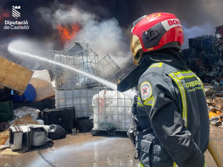 Incendio en una planta de reciclaje automovilístico de Burriana