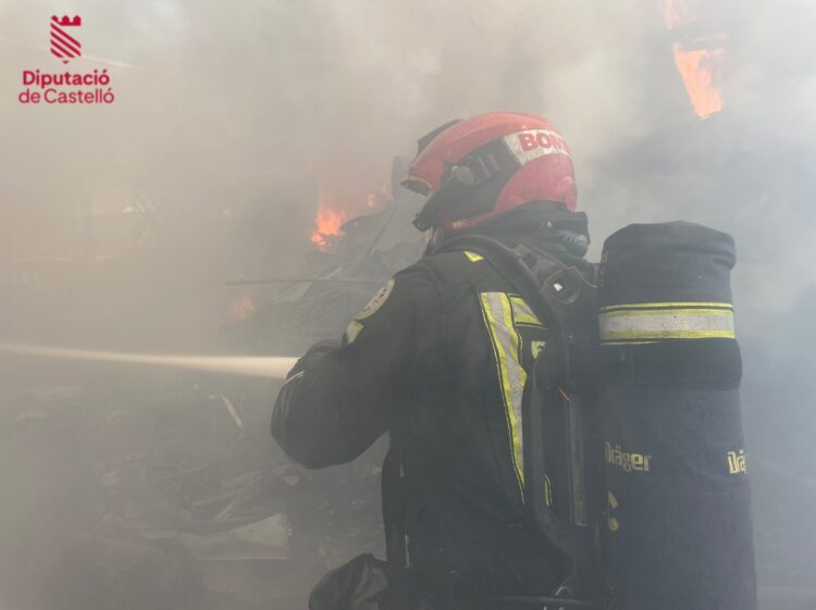 Incendio en una planta de reciclaje automovilístico de Burriana