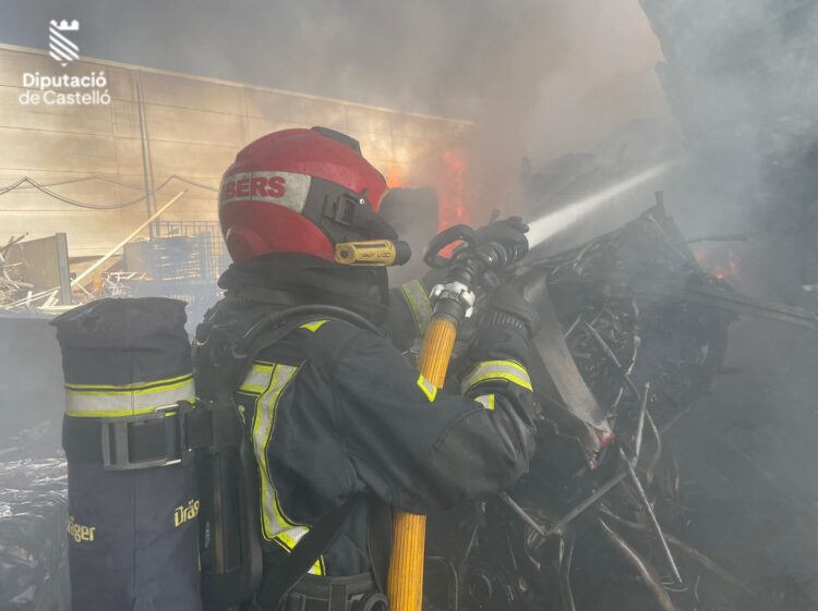 Incendio en una planta de reciclaje automovilístico de Burriana