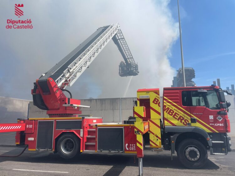 Incendio en una planta de reciclaje automovilístico de Burriana