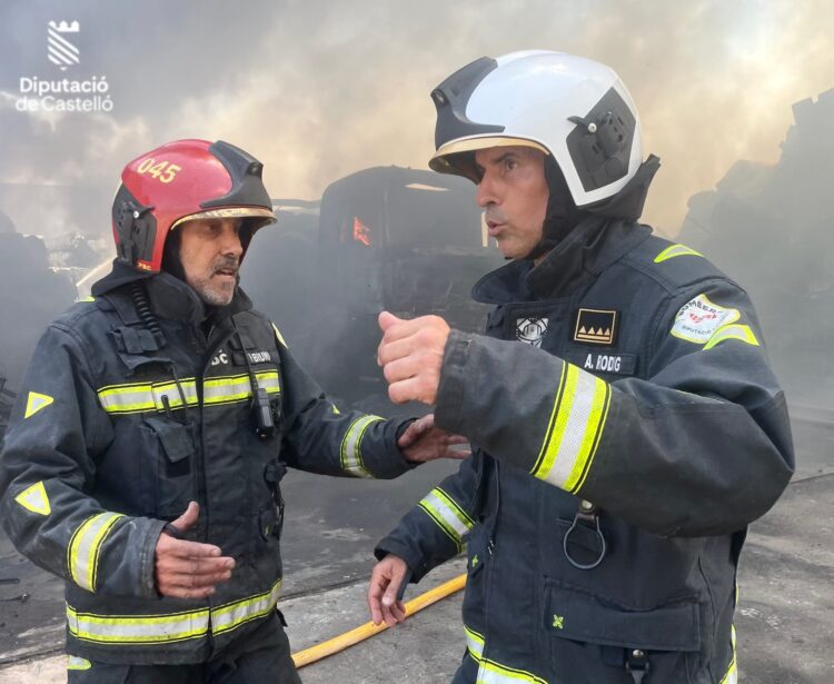 Incendio en una planta de reciclaje automovilístico de Burriana