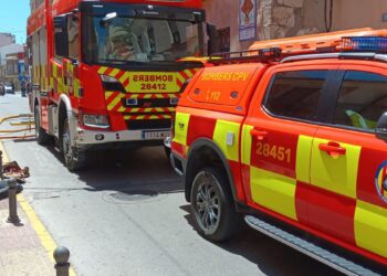 Los bomberos intervienen en un incendio en una vivienda en Cullera y rescatan a 4 gatitos