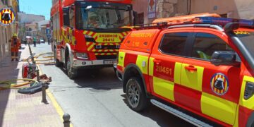 Los bomberos intervienen en un incendio en una vivienda en Cullera y rescatan a 4 gatitos