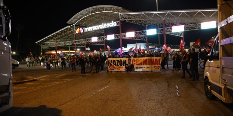 Inicio de la huelga 29M con piquete en Mercavalencia
