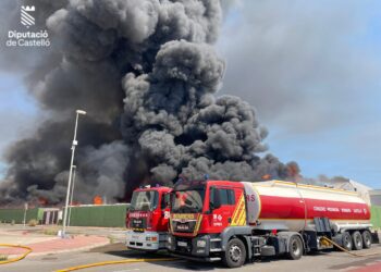 Un pavoroso incendio en una nave de Almassora activa el Plan de Emergencias de la GVA