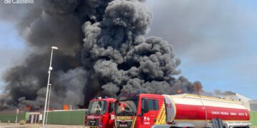 Un pavoroso incendio en una nave de Almassora activa el Plan de Emergencias de la GVA
