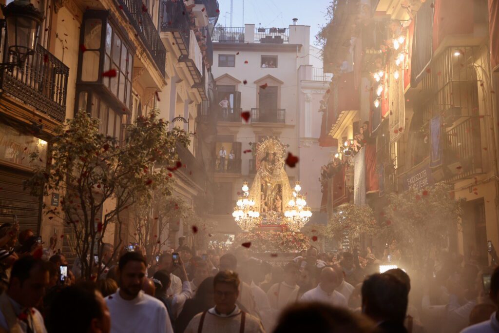 La Virgen procesionó a hombros por el Cap i Casal 54 IMG 2865
