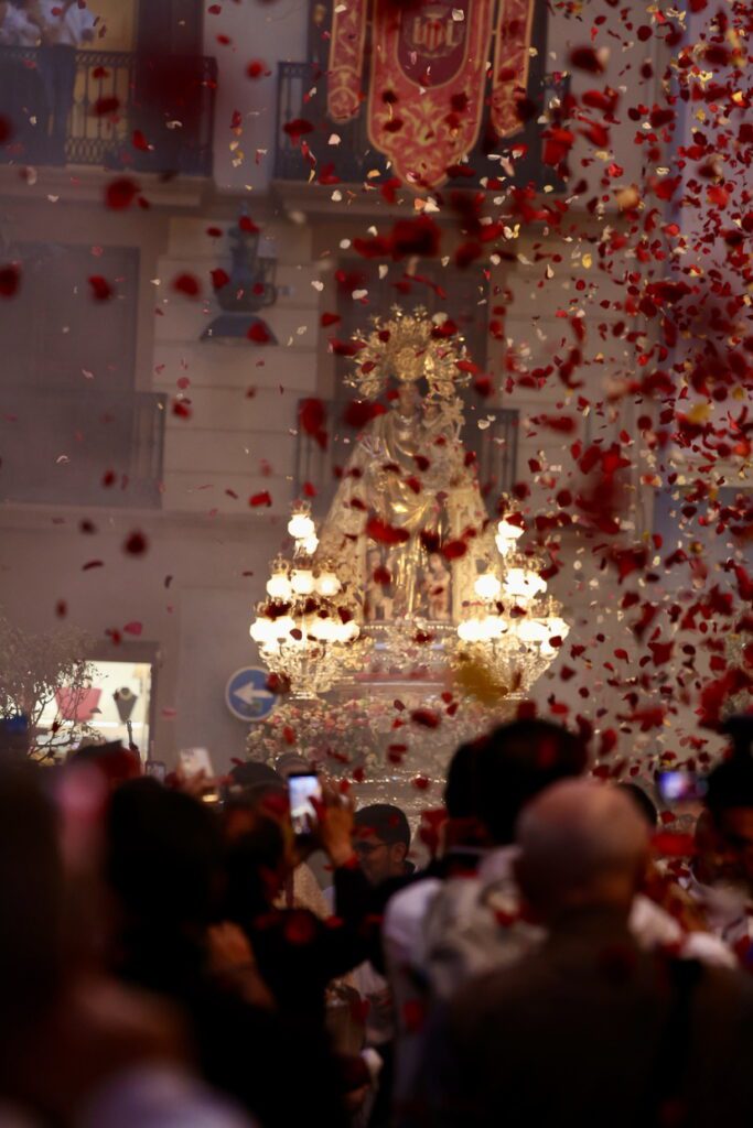 La Virgen procesionó a hombros por el Cap i Casal 60 IMG 2885