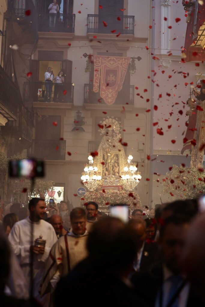 La Virgen procesionó a hombros por el Cap i Casal 58 IMG 2886