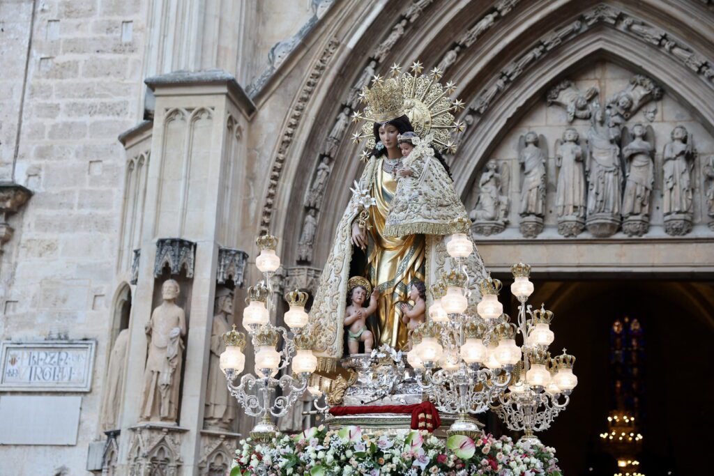 La Virgen procesionó a hombros por el Cap i Casal 44 IMG 2889