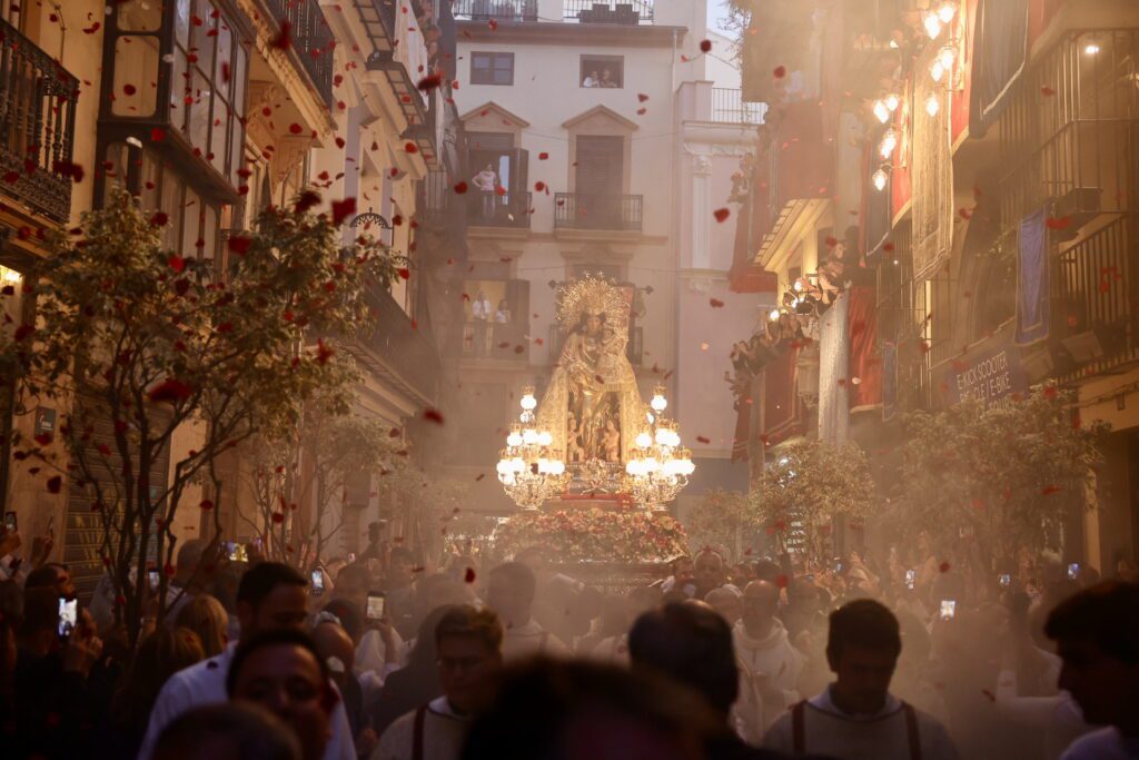 La Virgen procesionó a hombros por el Cap i Casal 56 IMG 2903